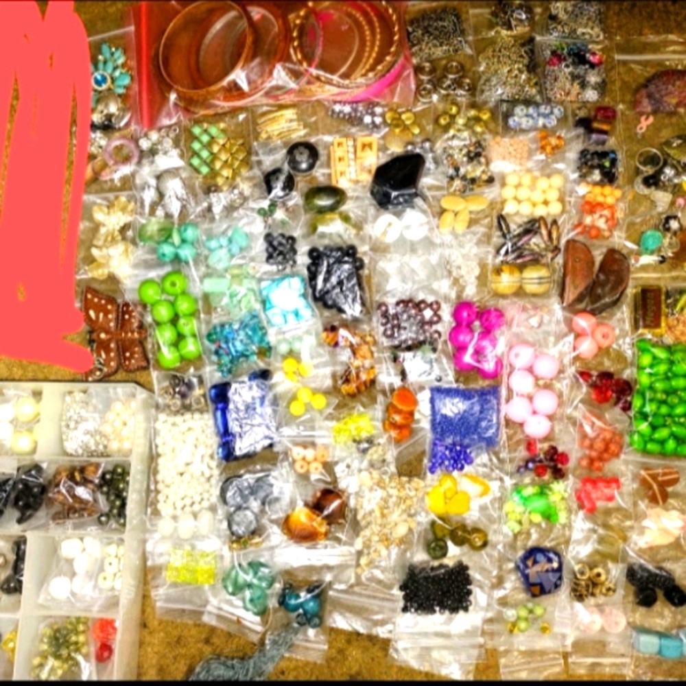 130++ bags of beads ++ lot 2